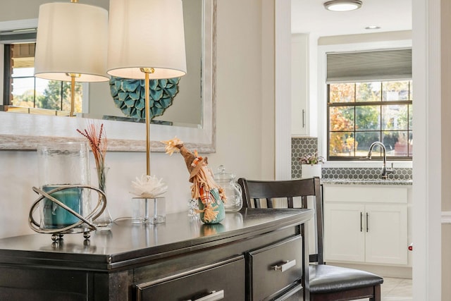 room details with recessed lighting, bar, decorative backsplash, and a sink