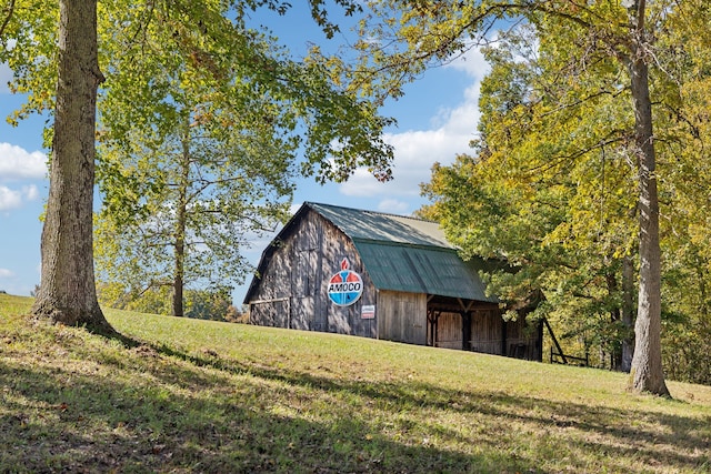 view of outdoor structure featuring a yard