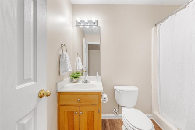 105 Middleton Ct, Tullahoma, TN 37388 - full bath featuring wood finished floors, toilet, a shower with shower curtain, and vanity