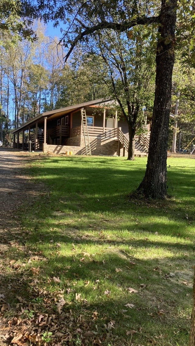 view of front facade with a front yard