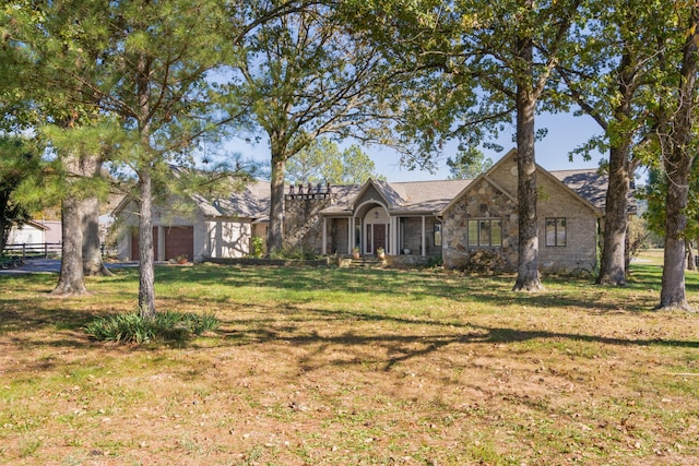 single story home featuring a front lawn