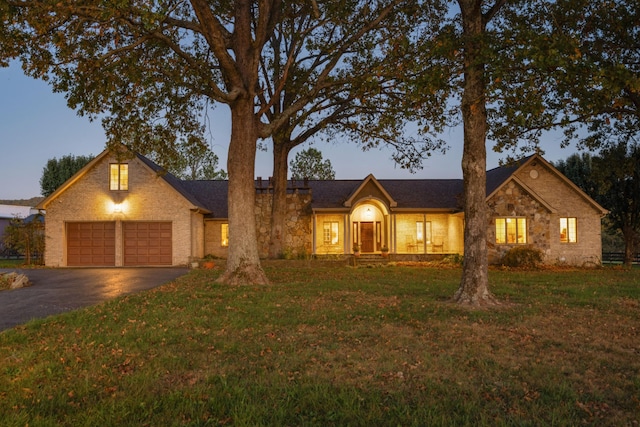 view of front facade featuring a yard and a garage