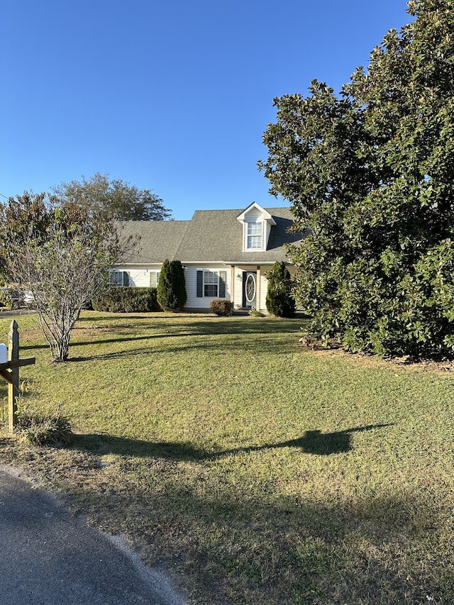 view of front of home featuring a front lawn