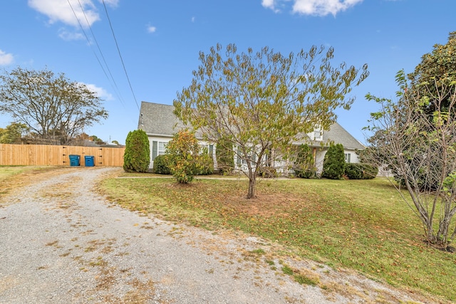 view of front facade featuring a front lawn