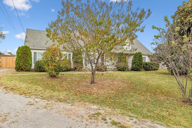 view of front of property featuring a front yard