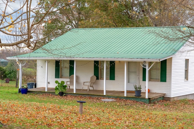 view of front of home with covered porch and a front yard