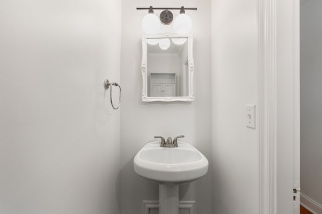 bathroom featuring ornamental molding