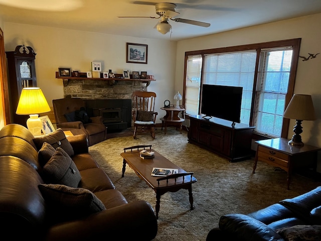 carpeted living room featuring ceiling fan