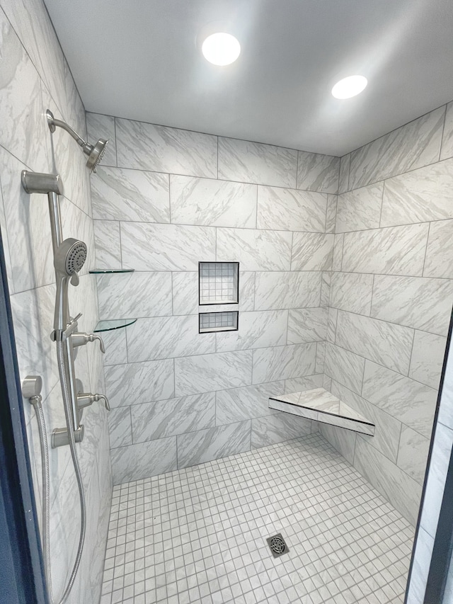 bathroom featuring tiled shower