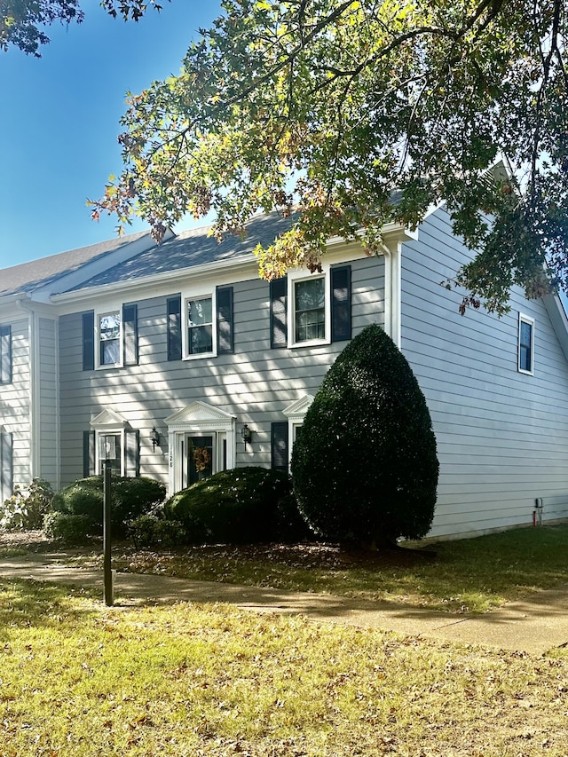 view of front of house with a front yard