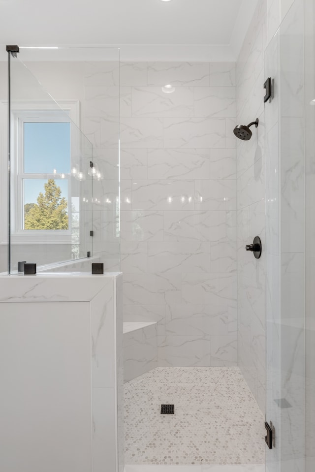 bathroom featuring tiled shower