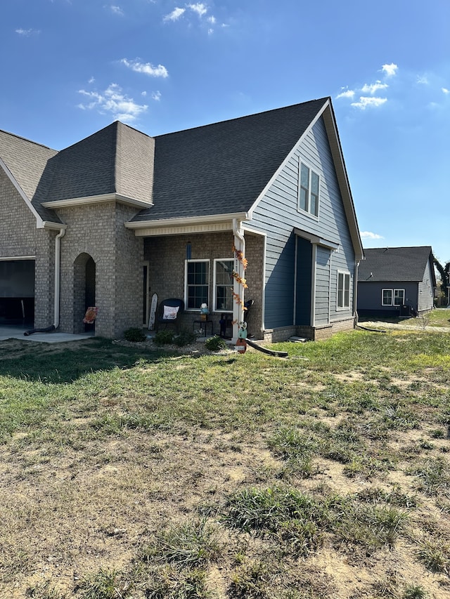 view of front facade with a front lawn