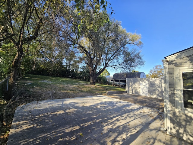 view of yard with a shed