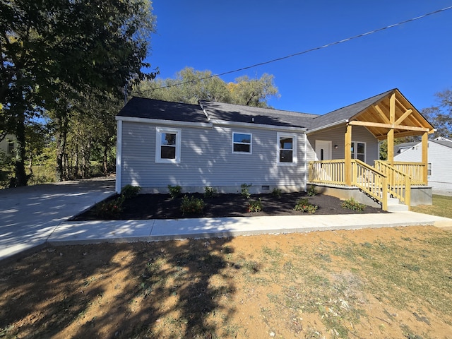 view of front of property featuring a front yard and a porch