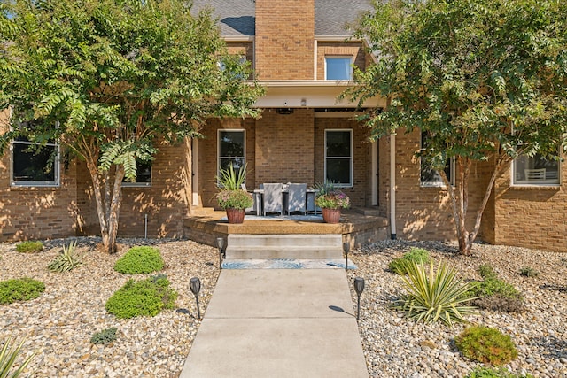 property entrance featuring a porch