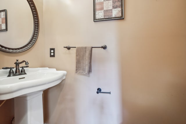 bathroom featuring sink