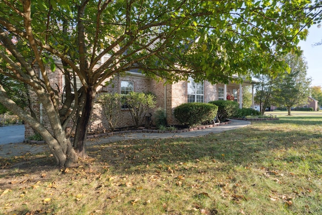 view of front of property featuring a front yard