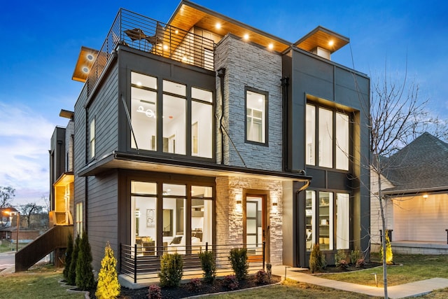 view of front facade featuring a front yard