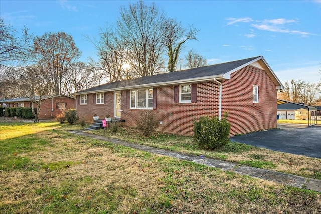 ranch-style house featuring a front lawn