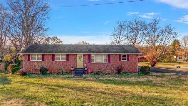 single story home with a front lawn