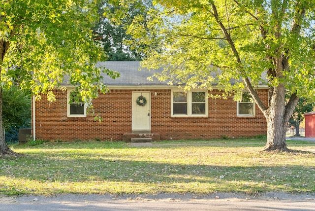 view of front of property featuring a front lawn