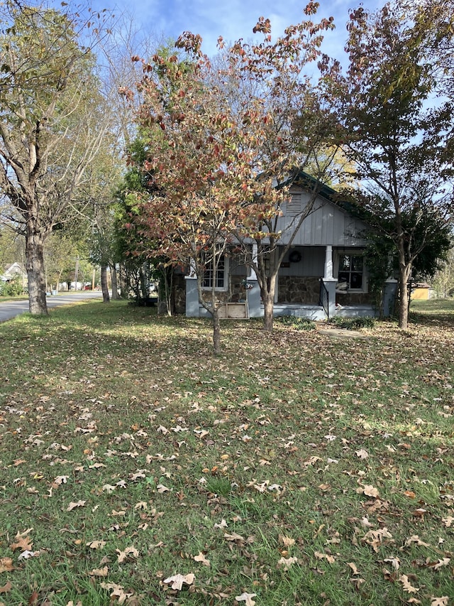 view of front of house with a front lawn