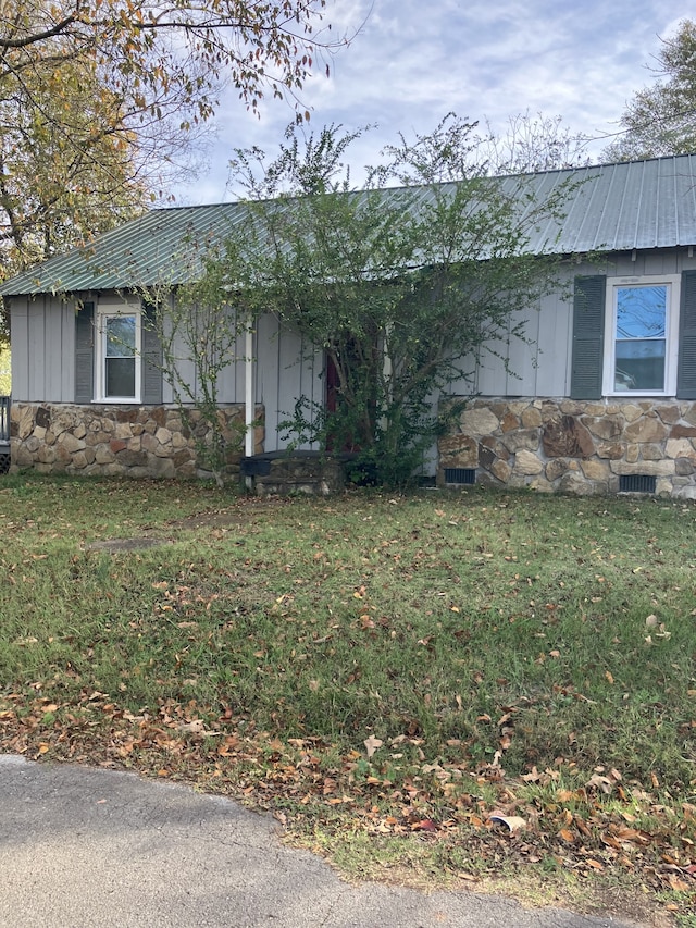 view of front of property with a front lawn