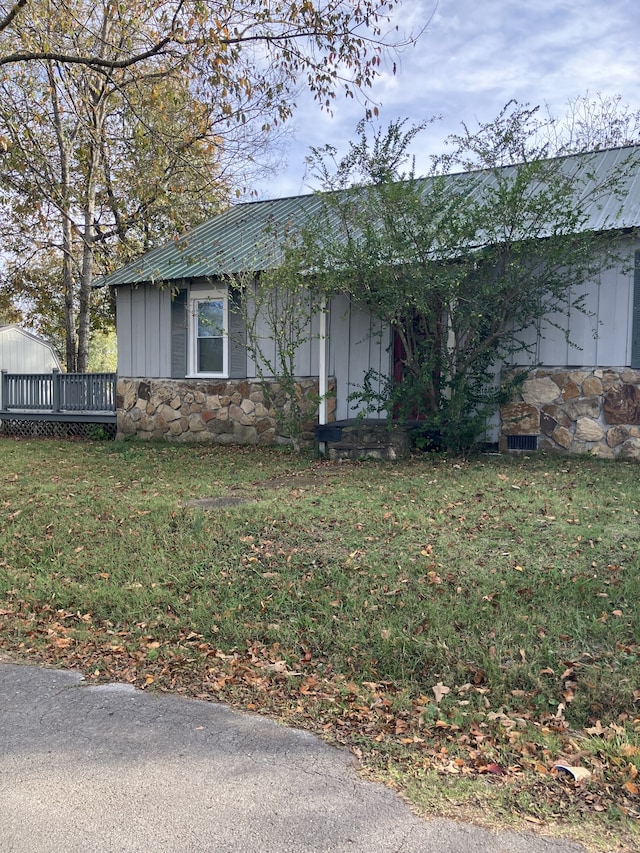 view of front of property featuring a front lawn