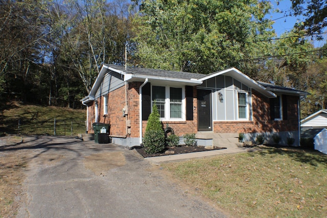 view of front facade featuring a front lawn