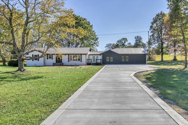 ranch-style house featuring a front yard