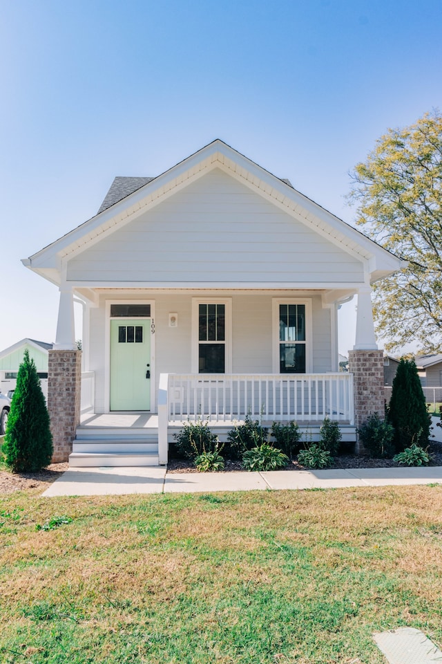 view of front of home featuring a front yard and covered porch