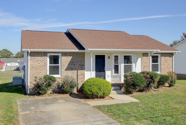 view of front of home featuring a front yard