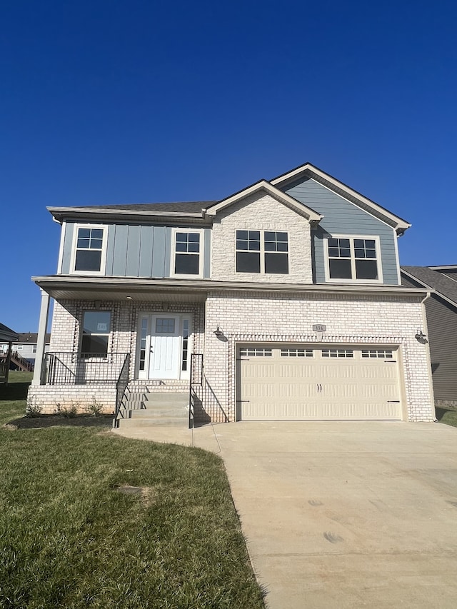 view of front of property featuring a front yard and a garage