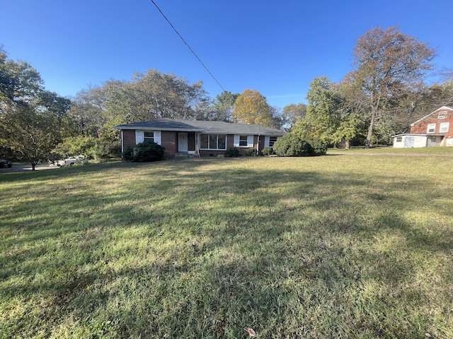 view of front of home featuring a front yard