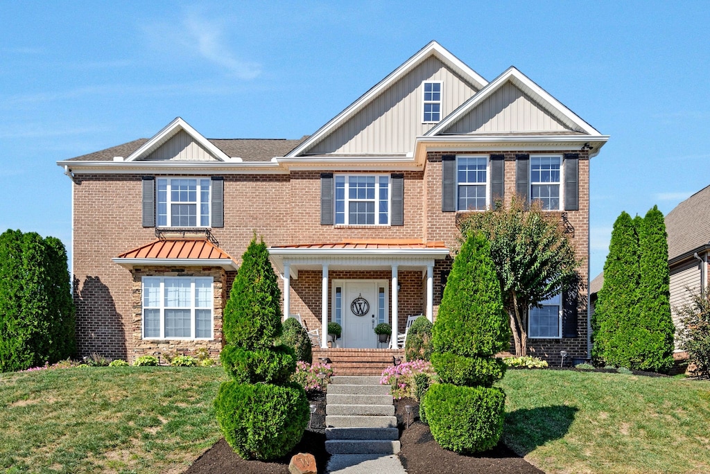 view of front of house with a front lawn