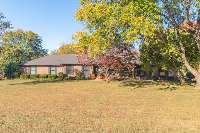 view of front of home featuring a front lawn