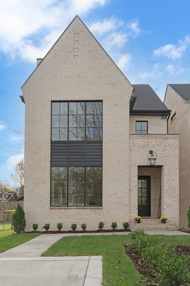 view of front of house with a front lawn