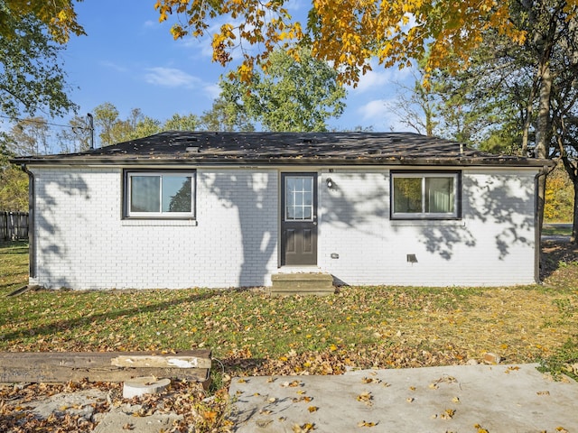 view of front of property featuring a front yard