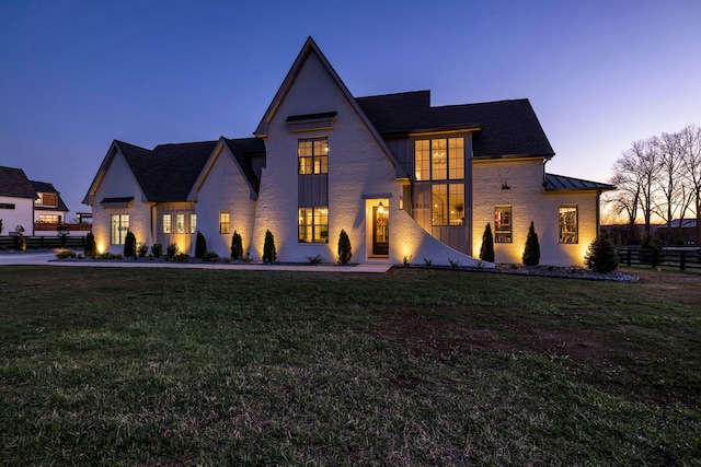 view of front of property featuring a yard