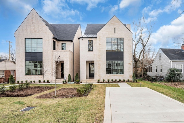 view of front of house featuring a front lawn