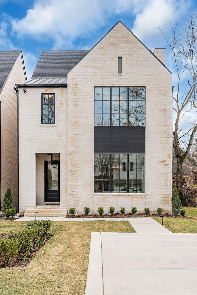 view of front of home featuring a front lawn