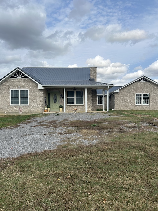 view of front of home featuring a front yard