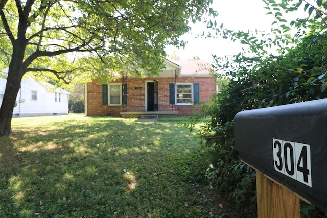 view of front of house featuring a front lawn