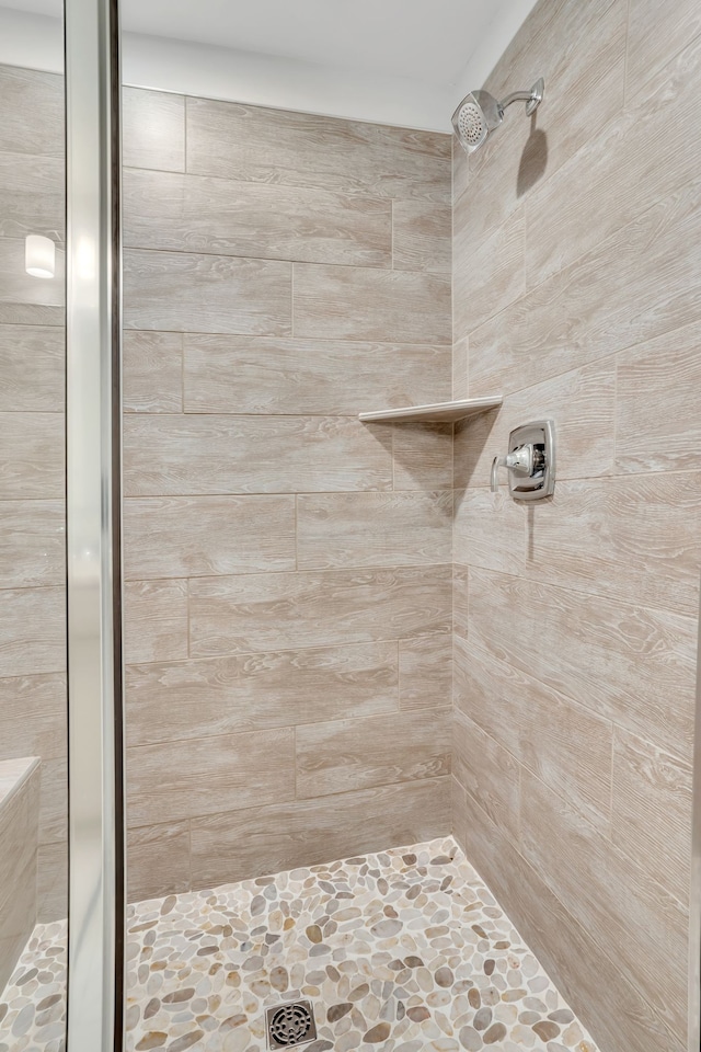 bathroom featuring tiled shower