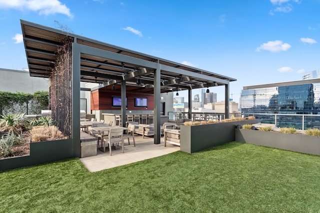 view of patio featuring ceiling fan