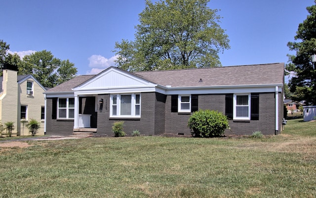 view of front of property featuring a front lawn