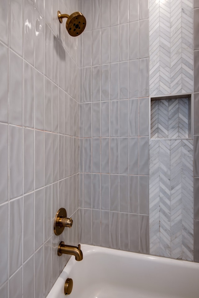 bathroom with tiled shower / bath