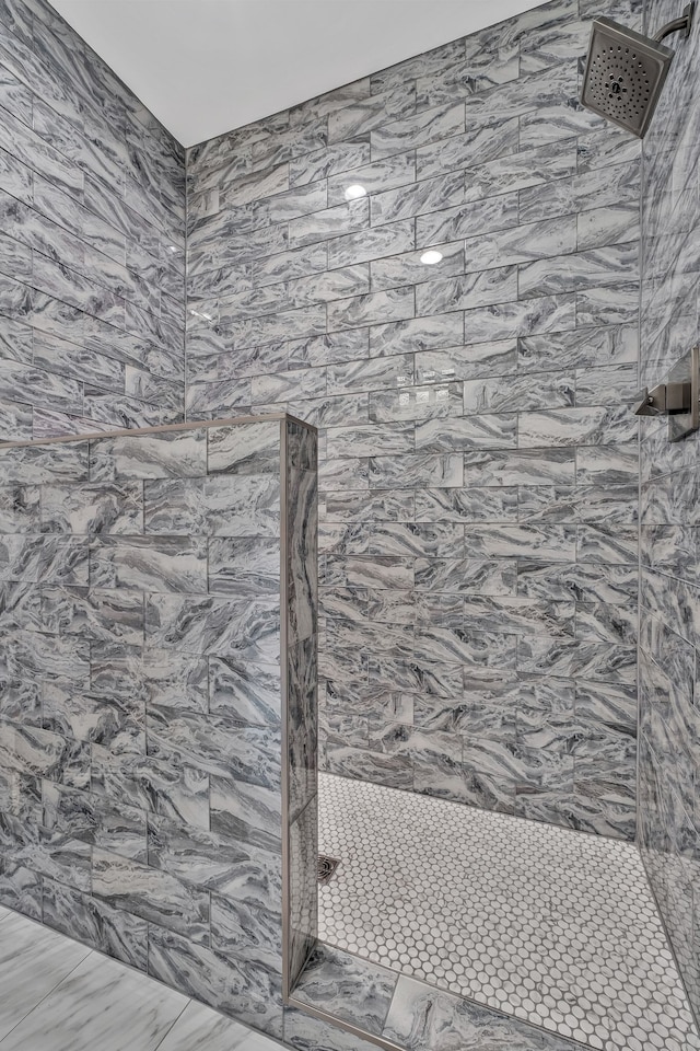 bathroom featuring a tile shower