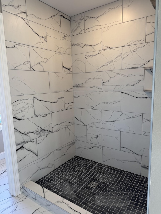 bathroom featuring a tile shower