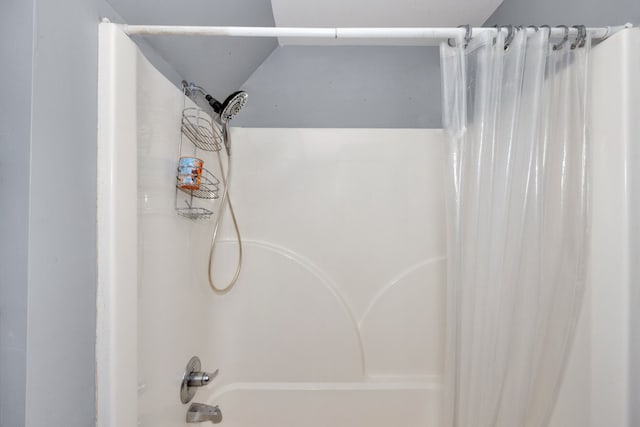 bathroom with shower / bath combo